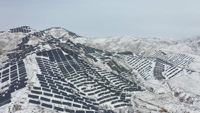 航拍 白雪覆盖的荒山光伏发电场