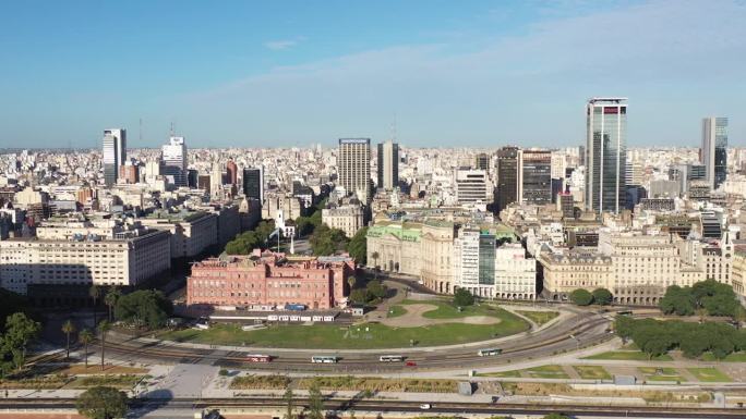 布宜诺斯艾利斯五月广场的鸟瞰图，标志性的Casa Rosada，和城市的天际线，在晴朗的天空下