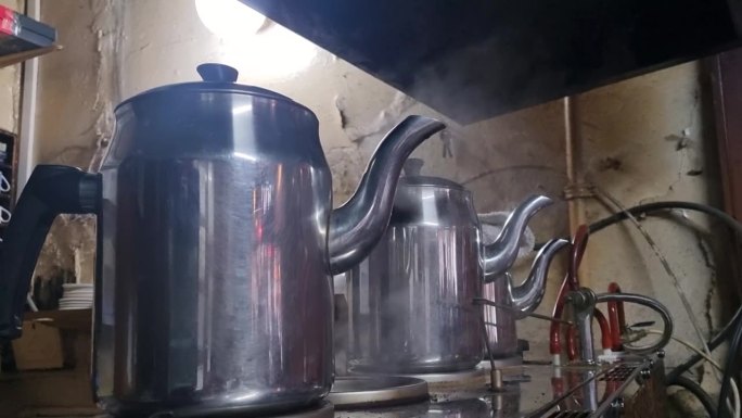一排沸腾的茶壶