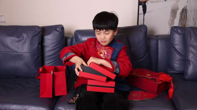 中国小男孩恭贺新年拜年新年礼物8K实拍