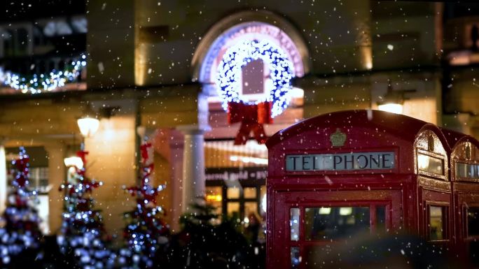 伦敦考文特花园地区，下雪的红色电话亭