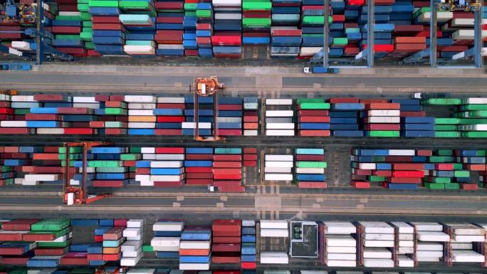 货物运输、港口运输及集装箱运输。工业船厂产品箱装载的概念。香港工作码头的高空运输全景图