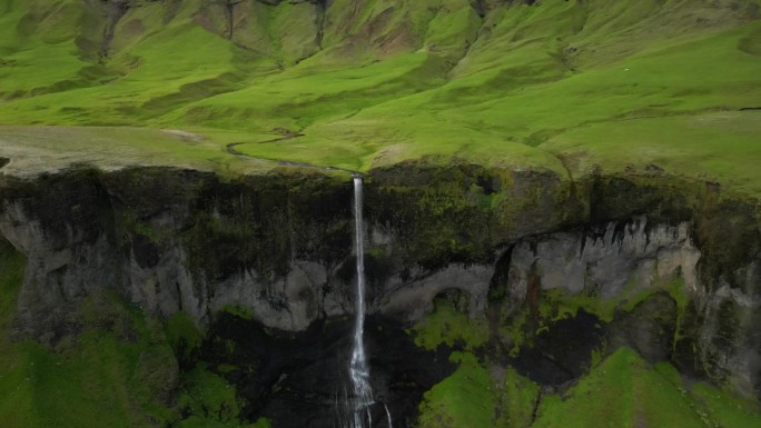 美丽的瀑布风景，同时探索冰岛，夏季之旅。