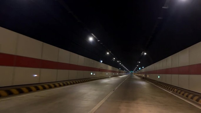 汽车行驶在Bangabandhu Sheikh Mujibur Rahman隧道的快速延时镜头