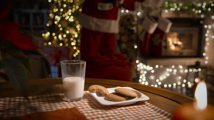 圣诞老人送来礼物，吃着姜饼配着牛奶