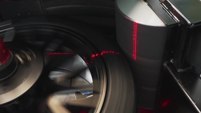 汽车技师使用汽车车轮平衡机修理车轮，特写