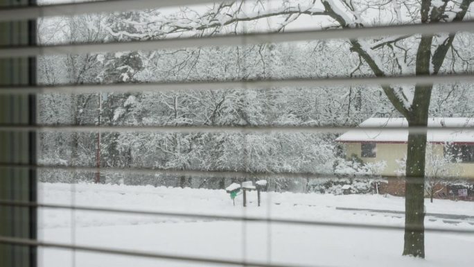 下雪的时候用百叶窗向窗外看