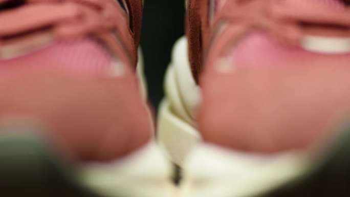 红色运动鞋运动时尚焦点微距特写