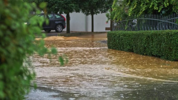 洪水期间水涌进街道