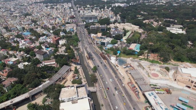 印度班加罗尔的一个路口，中央丝绸板路口交通拥挤的航拍画面。位于中央丝绸局办公大楼附近的BTM布局在霍