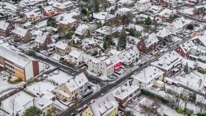 冬季郊区鸟瞰图道路下雪圣诞节
