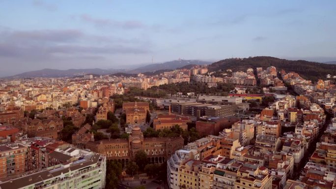 一架无人机拍摄的巴塞罗那首都现代和古老的建筑。