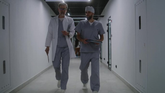 医生和同事走在诊所走廊上，讨论医学检查结果