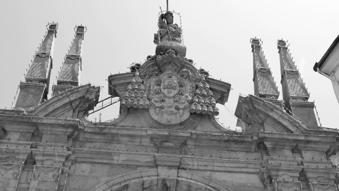葡萄牙北部布拉加新门巴洛克式拱门的复古景观。低角度拍摄