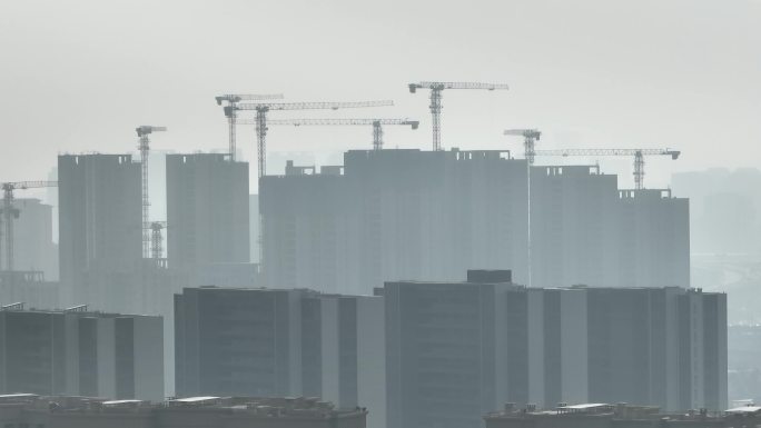 高楼大厦建筑塔吊工地施工建筑雾霾天