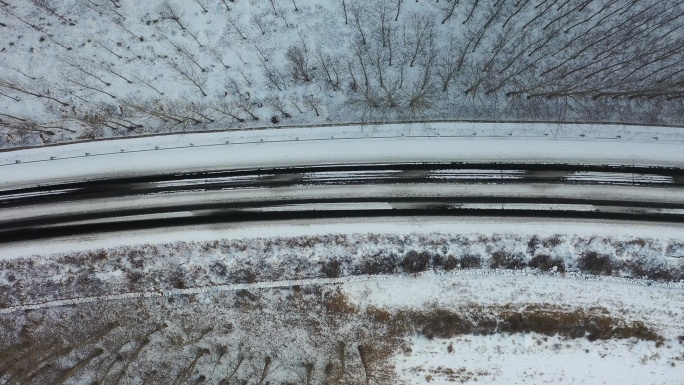 4K航拍雪景森林 道路行走的车