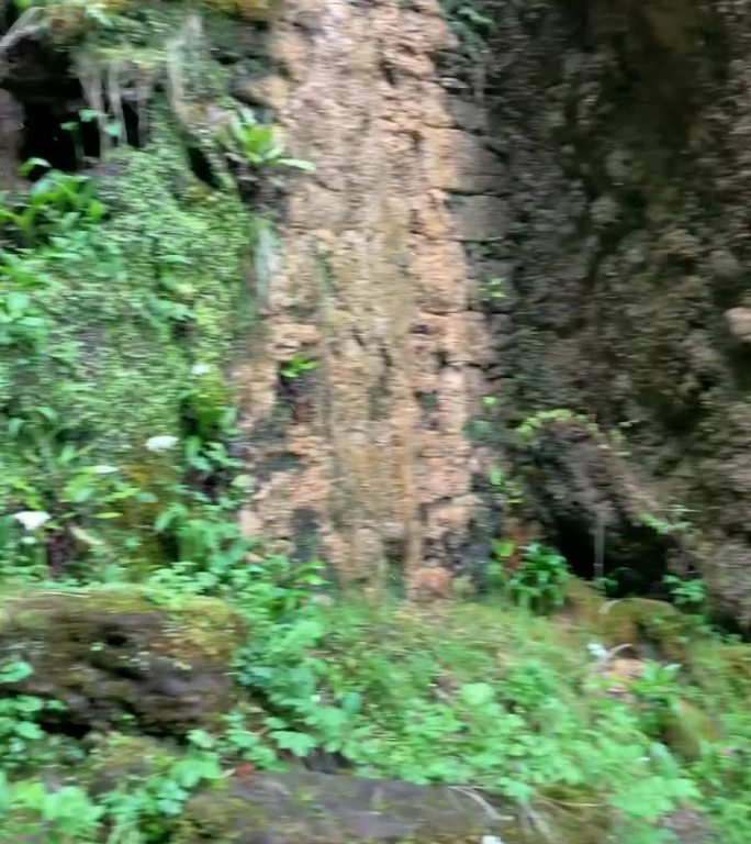 徒步穿越由水雕刻的峡谷