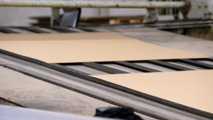 用于生产瓦楞纸板坯料的输送线。用废纸制造硬纸板芯。企业为生产纸箱容器。