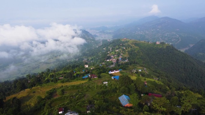 在尼泊尔博卡拉，无人机拍摄的视频。青山葱郁，山峦环抱