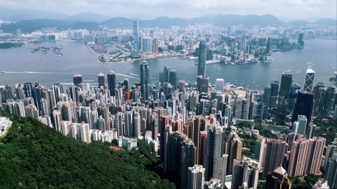 香港鸟瞰中国城市的都市风貌。全景式交通道路与早晨港口交通。拥挤的香港名镇中心的贸易经济观念