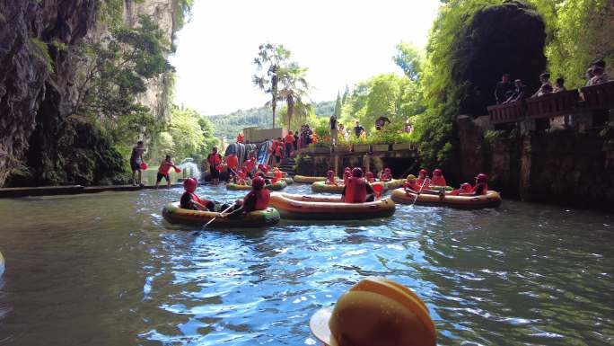 夏天郴州万华岩洞内漂流泼水娱乐