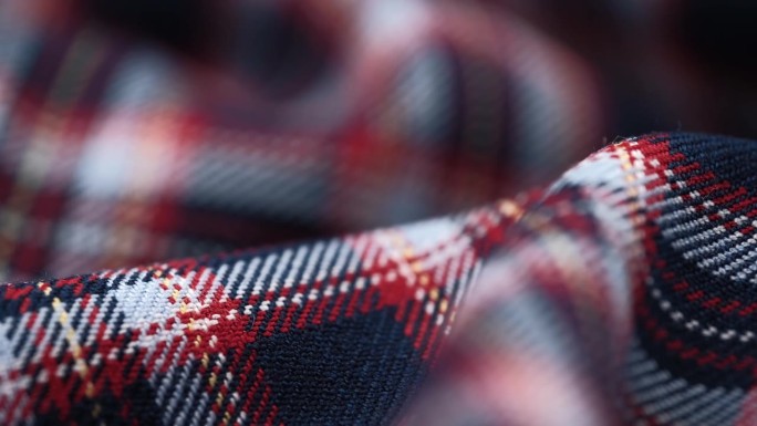 格纹服装织物。苏格兰红白蓝格子布。特写镜头旋转。