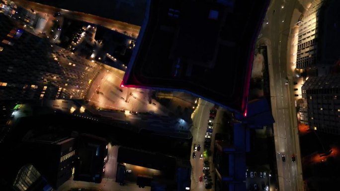 夜间无人机在曼彻斯特市中心伊丽莎白塔上空飞行，鸟瞰屋顶和下面的交通