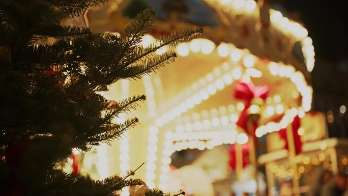 奥地利施蒂里亚地区格拉茨圣诞市场上旋转木马的机架焦点