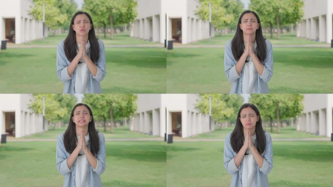 害怕的印度女孩向上帝祈祷