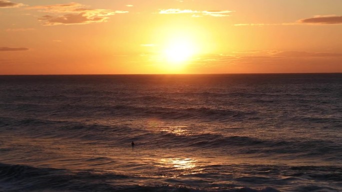 远眺冲浪者，日落美景
