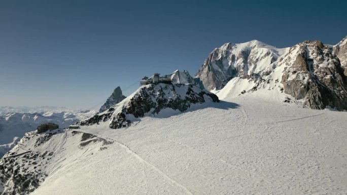 冬季架空在勃朗峰前的高山缆车顶站