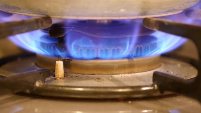一段在厨房的煤气炉上点火的视频。