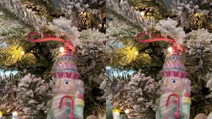 白雪覆盖的圣诞树上挂着侏儒和手杖的小雕像，穿着蓝袍子的圣诞老人灯火通明，圣诞节是节日祝贺的地方，广告