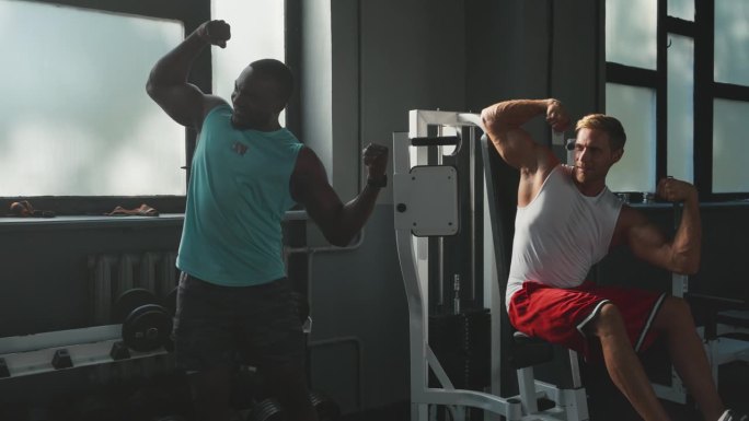 肌肉发达的男性会绷紧肱三头肌，显示手臂的力量