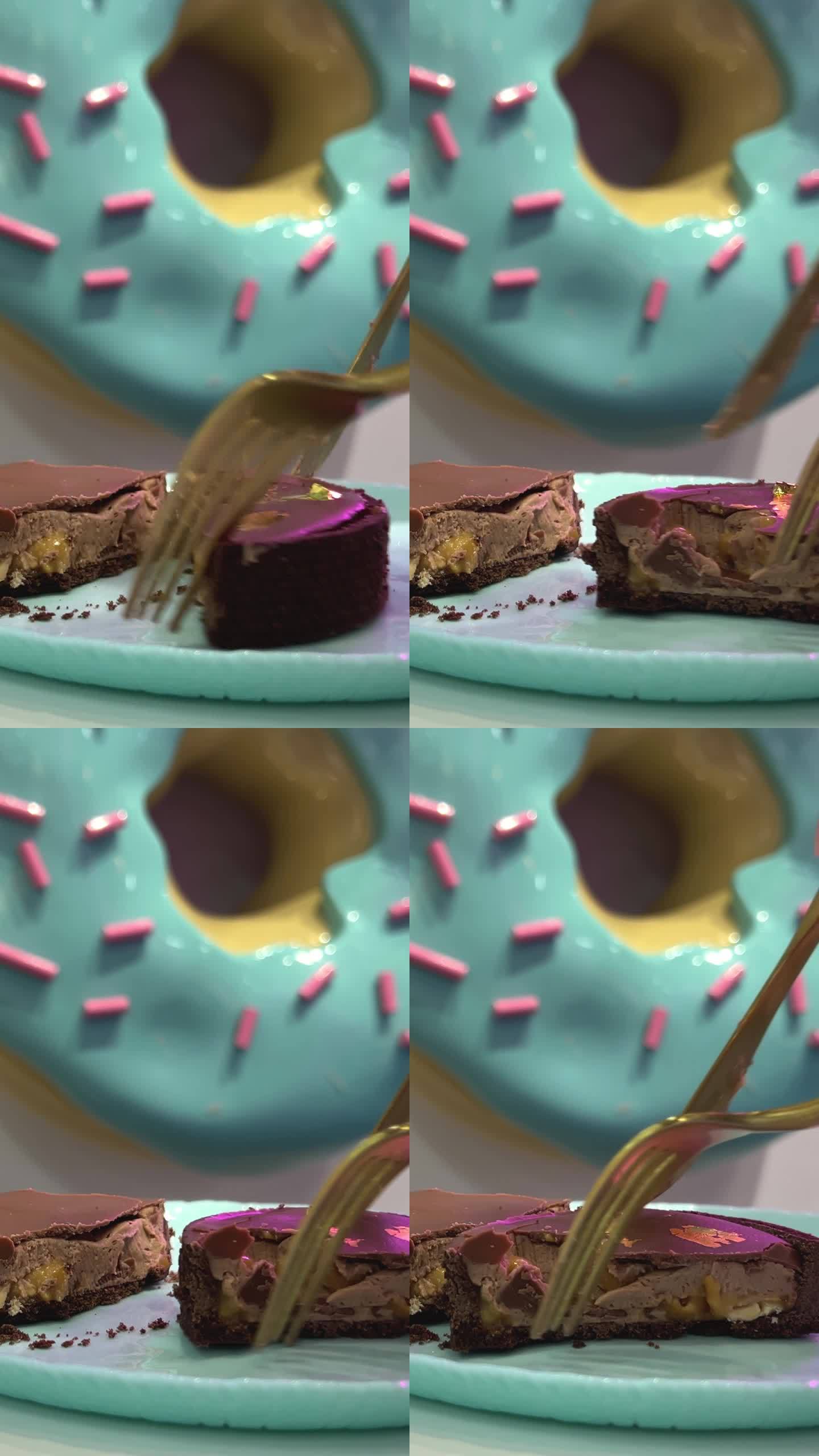 美味的焦糖巧克力蛋糕，上面有坚果和可食用的黄金，用金叉子切开