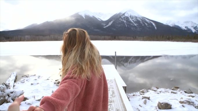 慢镜头:跟我来概念:年轻女子带着男友去加拿大被雪覆盖的冰湖