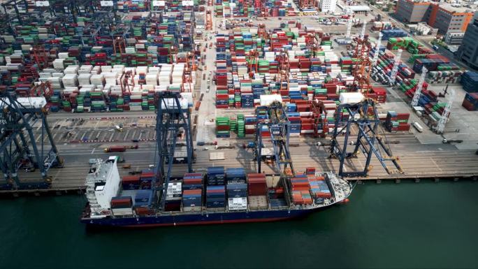 货物装运港及出口中转运输货柜。货船在海港区运输货物。香港码头码头船坞的重量运动风景