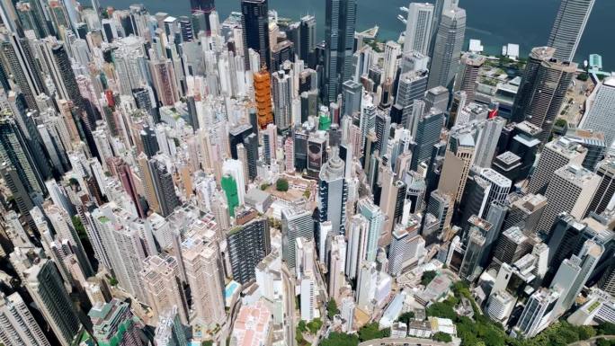 香港鸟瞰中国城市的都市风貌。景区内的交通道路和早晨公路交通。香港名镇拥挤中心的银行业概念