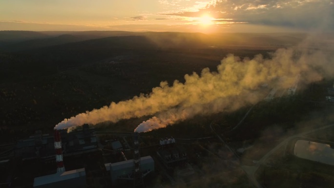 工厂的大烟囱喷出一股浓烟。植物管道污染大气。