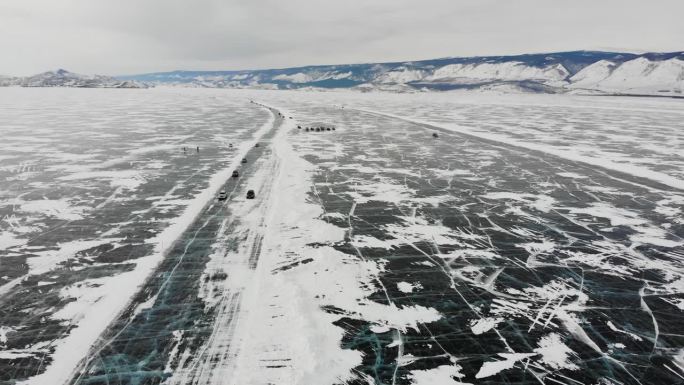 汽车行驶在贝加尔湖的冰面上。