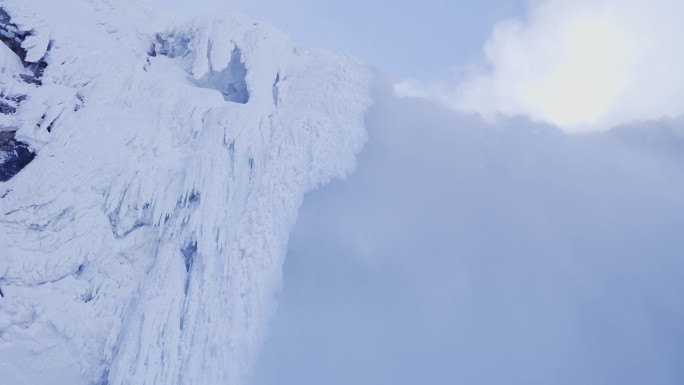 冬季长白山积雪下的瀑布