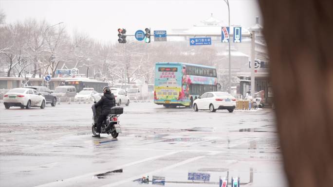 雪后京城：从初雪到车流涌动的都市风貌