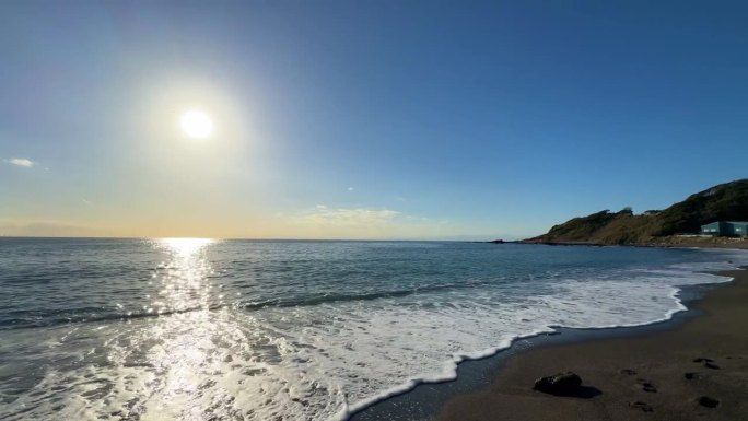 动画展示了美丽的太阳照在大海上，海浪拍打着大海，海洋和海浪展示了日落蔓延的伟大自然。