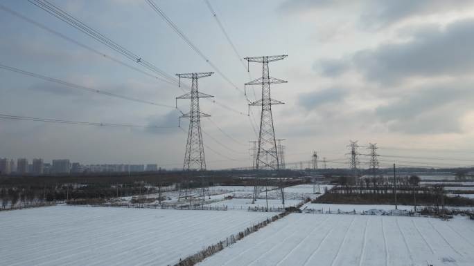 下雪天高压电传输电塔高压电塔国家电网