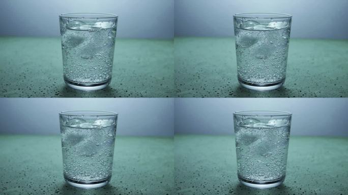 酒加冰倒进玻璃杯里。4 k