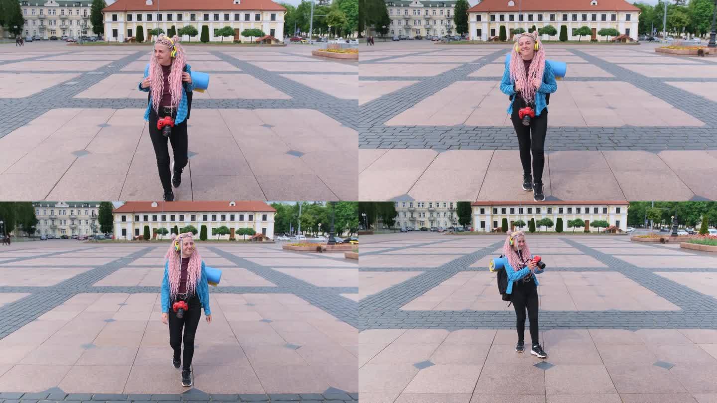 一名旅游女孩在欧洲城市散步时，拿着反光镜相机拍照