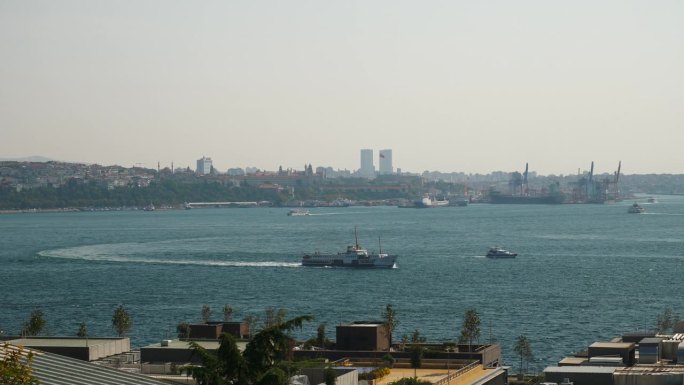 晴朗的一天伊斯坦布尔城市观景点交通海湾全景4k土耳其