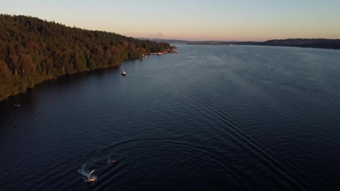 日落时分在华盛顿湖上划船的鸟瞰图，背景是雷尼尔山