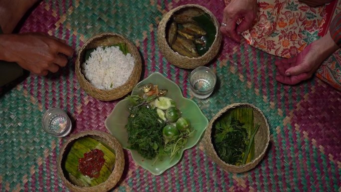 食物以大米和蔬菜的形式装在蒲草制成的容器里