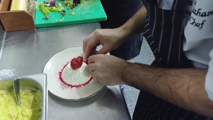 糕点设计师大厨正在制作一款草莓馅的多层蛋糕